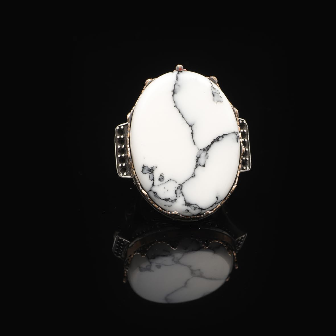 925 Sterling Silver Vintage Ring with White Turquoise - Large Oval Stone