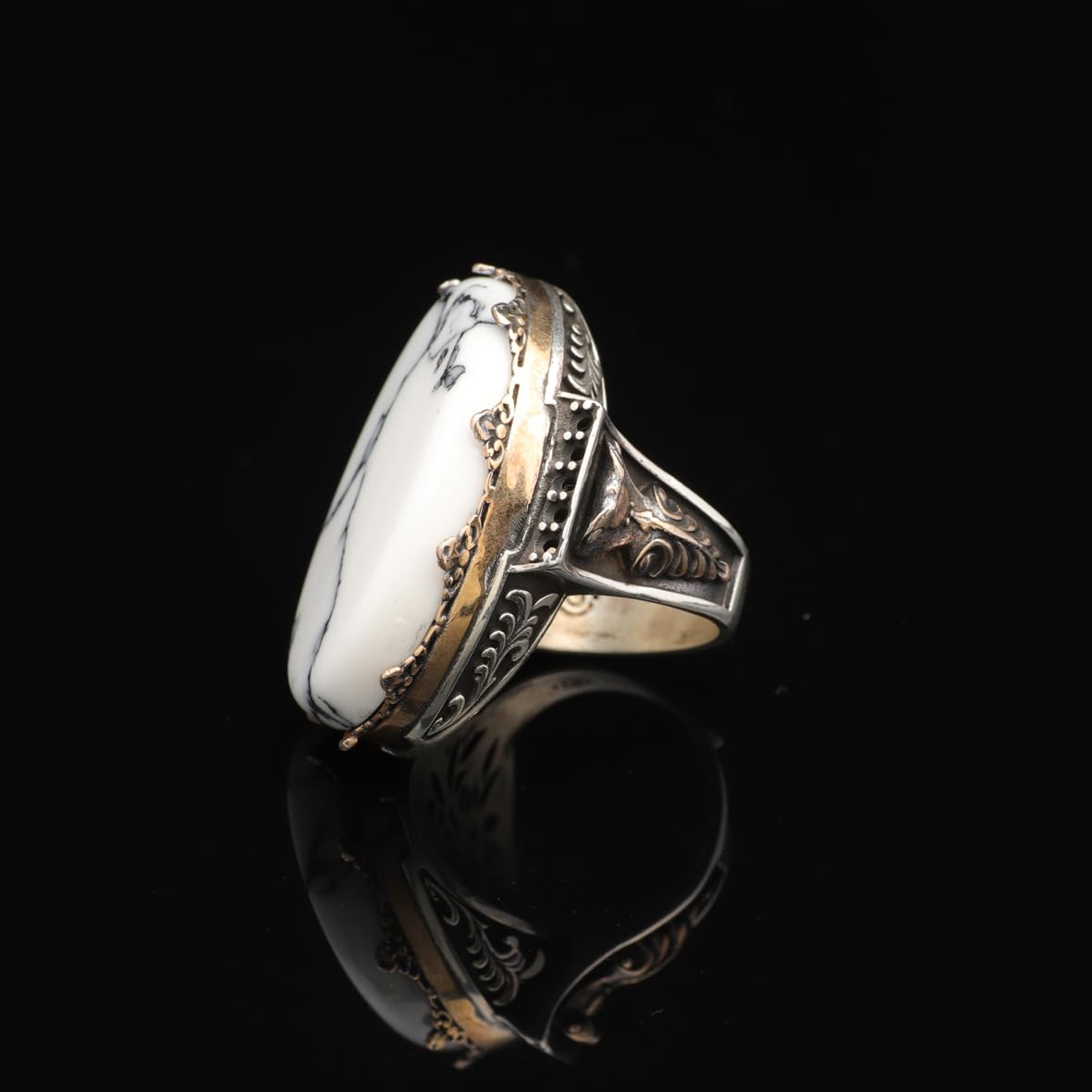 925 Sterling Silver Vintage Ring with White Turquoise - Large Oval Stone