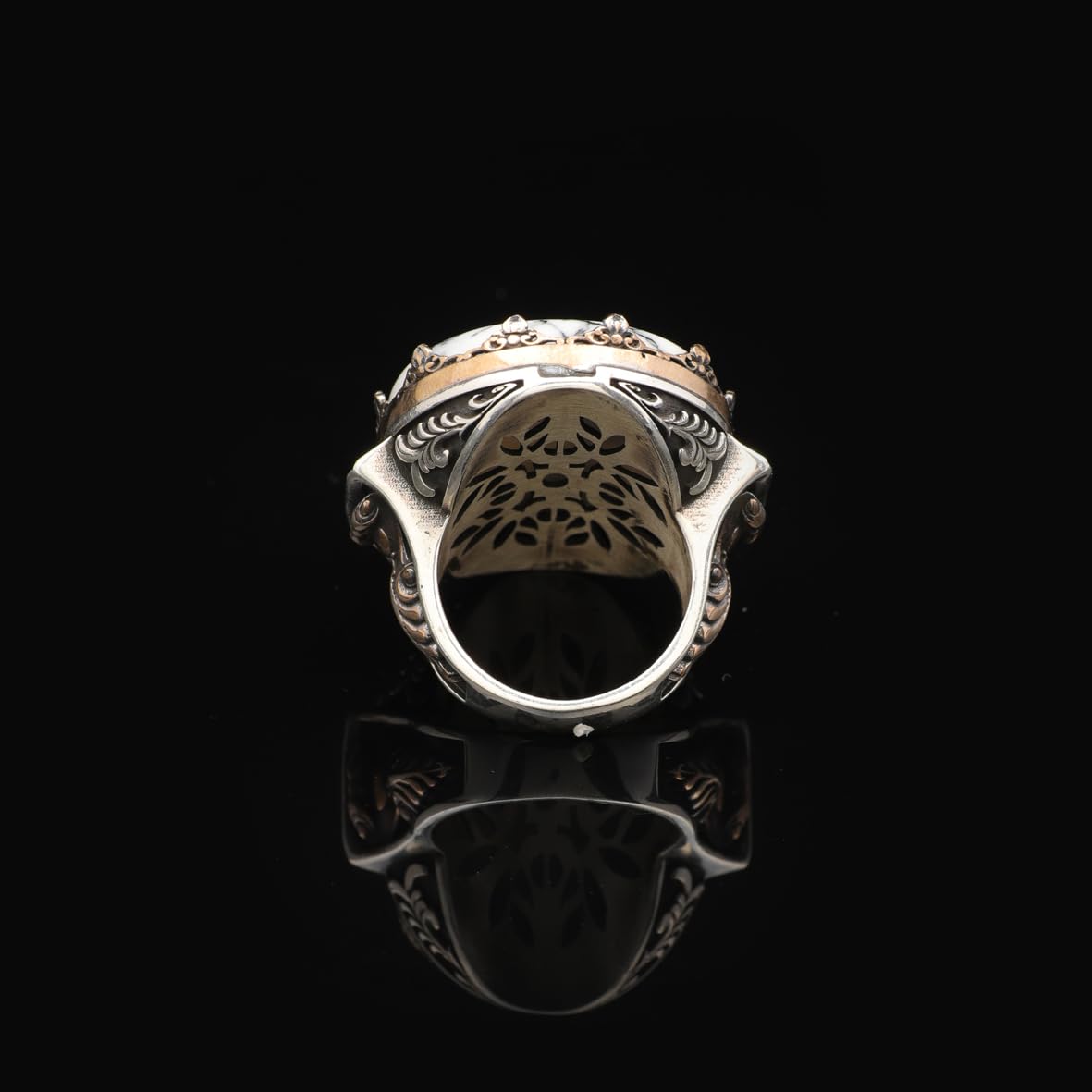 925 Sterling Silver Vintage Ring with White Turquoise - Large Oval Stone