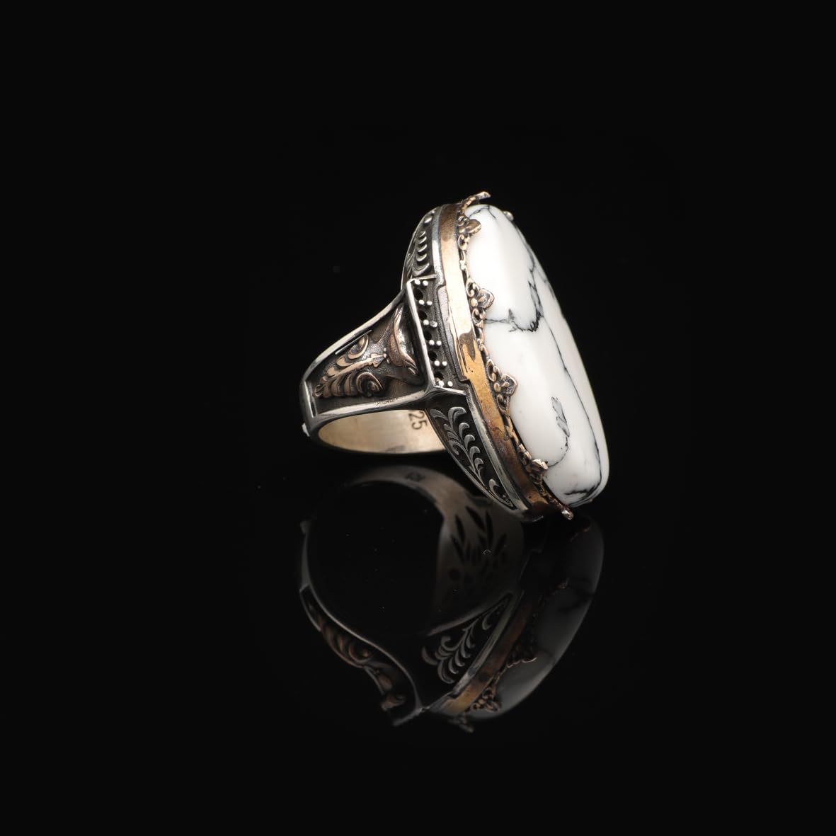 925 Sterling Silver Vintage Ring with White Turquoise - Large Oval Stone