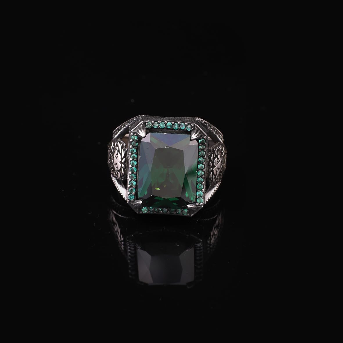 Handmade 925 Sterling Silver Lion Ring for Men - Emerald Gemstone
