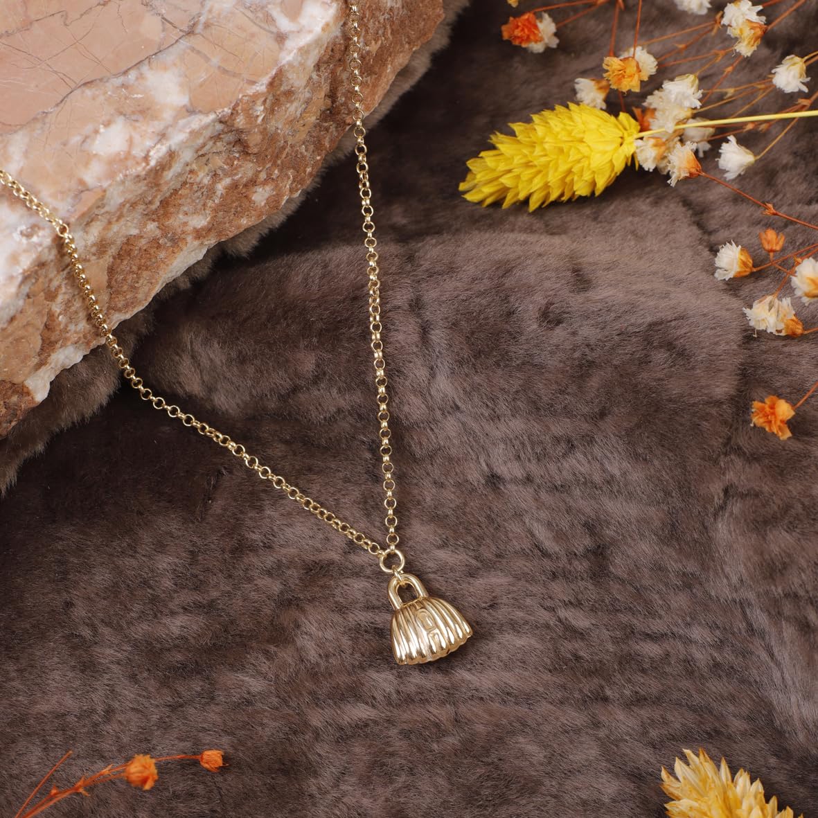 Shell Necklace and Lock Pendant: Aesthetic Gold Plated and Sterling Silver Necklace for Women - Cute and Aesthetic Gold Plated Jewelry for Women - Birthday Gifts for Women